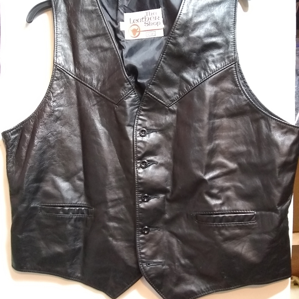 The Leather Shop Vest Men's XL 46R Buttonup V-Nk Slit Pkts Leather Black Vtg EUC